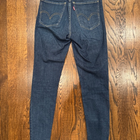 Levi Size 26 Fitted Skinny Jean with Rips - Dark Wash - In Great Condition - Picture 3 of 4